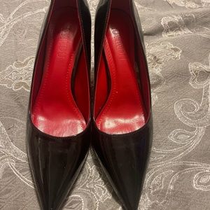 Black shoe with a red bottom